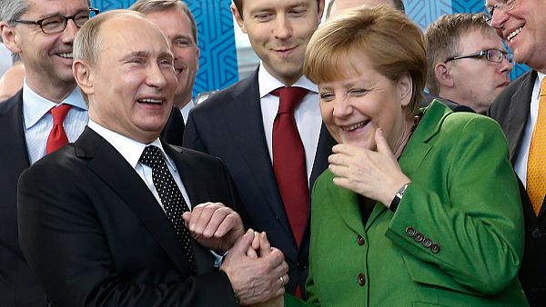 Putin disambut perempuan telanjang dada di Jerman