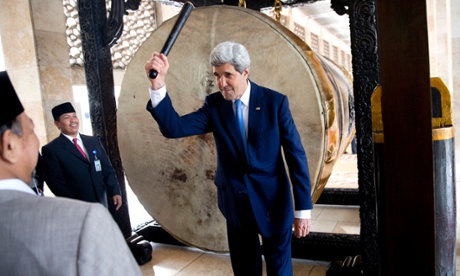 Menlu AS John Kerry 'selfie' dengan mahasiswa di Jakarta.