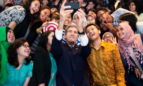 Menlu AS John Kerry 'selfie' dengan mahasiswa di Jakarta.
