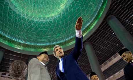 Menlu AS John Kerry 'selfie' dengan mahasiswa di Jakarta.