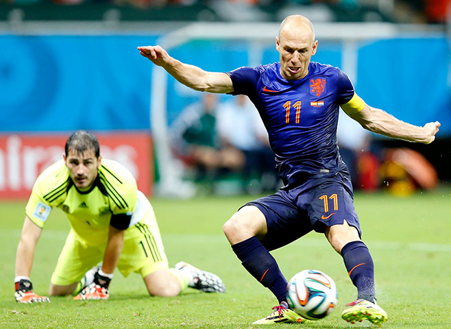 Dendam Tuntas !!! Robben Cs Permalukan Spanyol Skor Telak 1-5