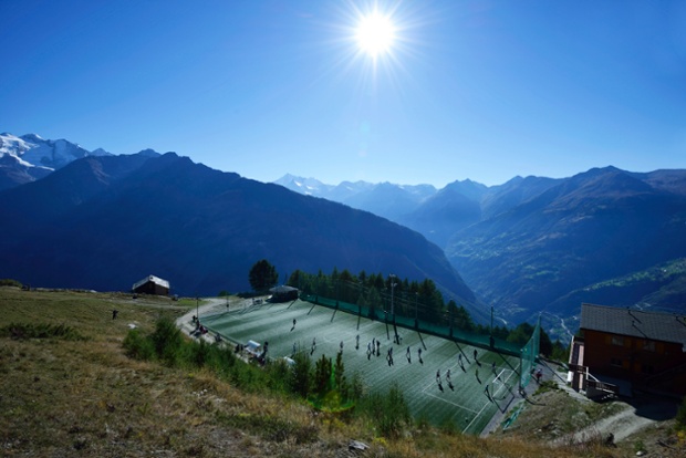 10 Lapangan Bola Paling Gokil Yang Ada Di Dunia