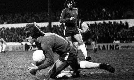 7 Aksi Spektakuler Pemain Jadi Kiper Dadakan