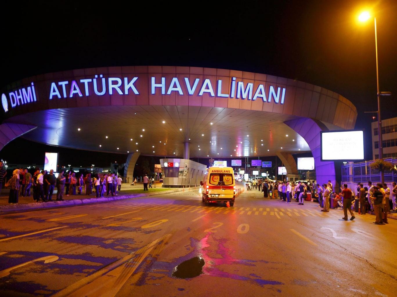 breaking-news--penembakan-dan-serangan-bom-di-bandara-turki-tewaskan-10-orang