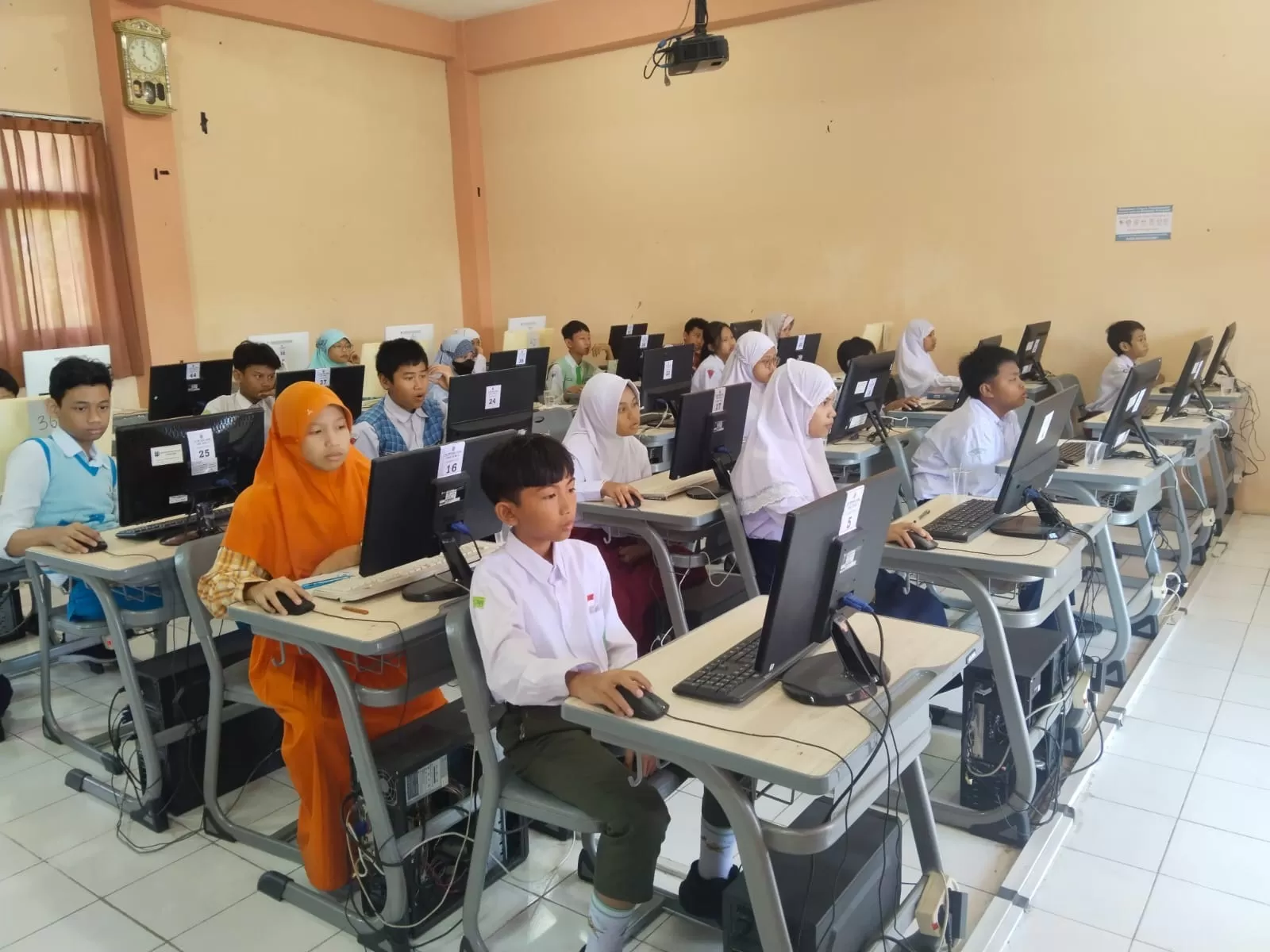 Wagub Banten Anggap Lumrah 'Titip Siswa' SPMB, Netizen: Banten Sudah Ngga