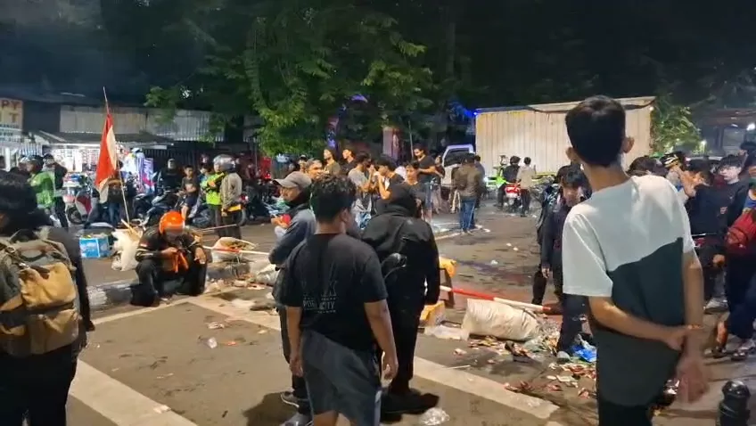 Massa Hendak Bakar Pos Polisi di Jalan Asia Afrika, Polisi Tembakkan Gas Air Mata