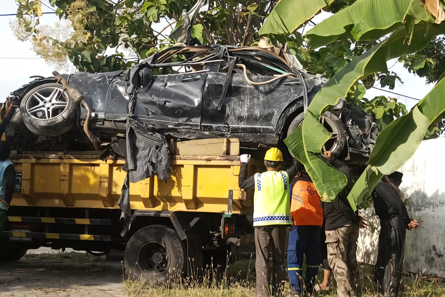 Mobil Mewah Mercy Ditemukan di Reruntuhan Ponpes Al Khoziny, Harga Baru Rp.1M