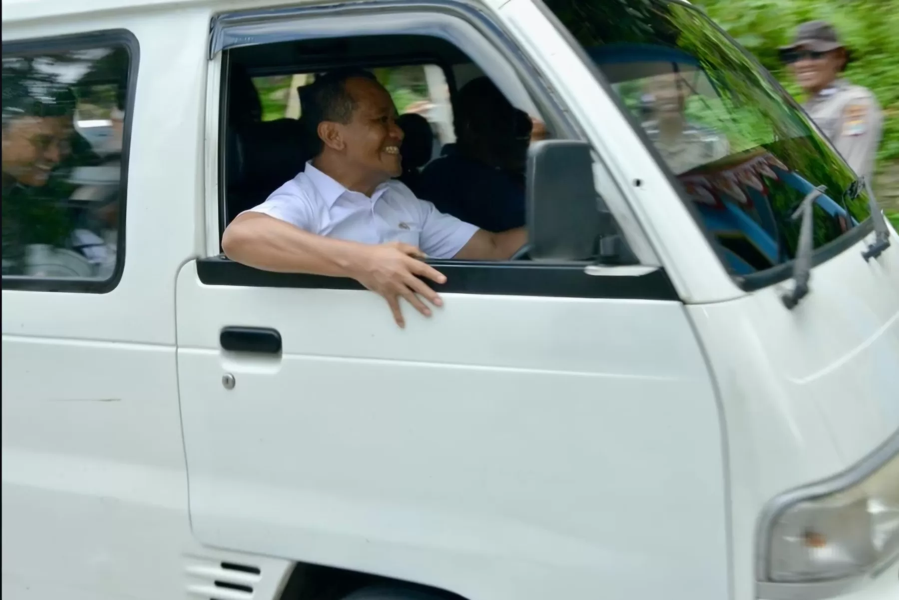  Momen Menteri ESDM Bahlil Lahadalia Nostalgia Jadi Sopir Angkot di Fakfak Papua