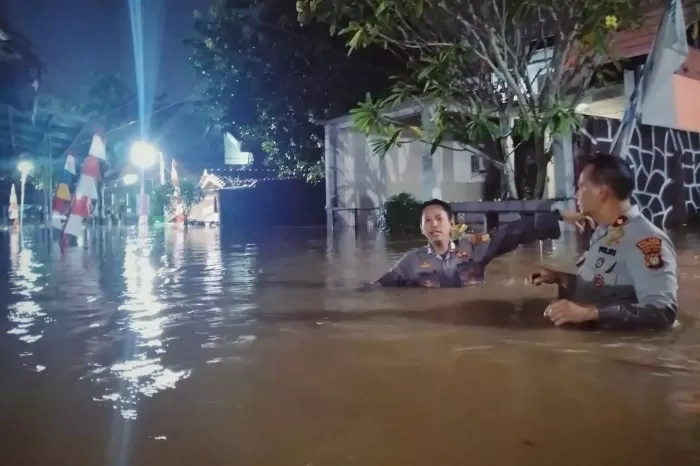 banjir-depok-2025-kali-meluap-ratusan-rumah-di-sawangan-terendam-hingga-15-meter