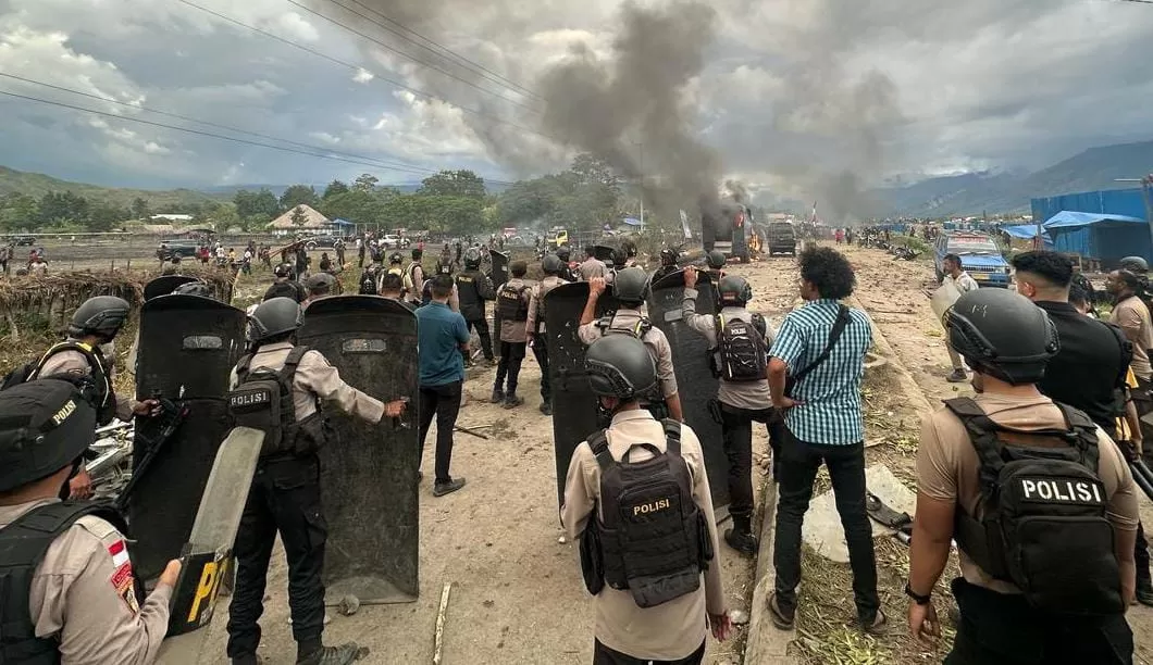 Syukuran Bupati dan Wabup Jayawijaya Ricuh, 6 Orang Luka-Mobil Polisi Dibakar