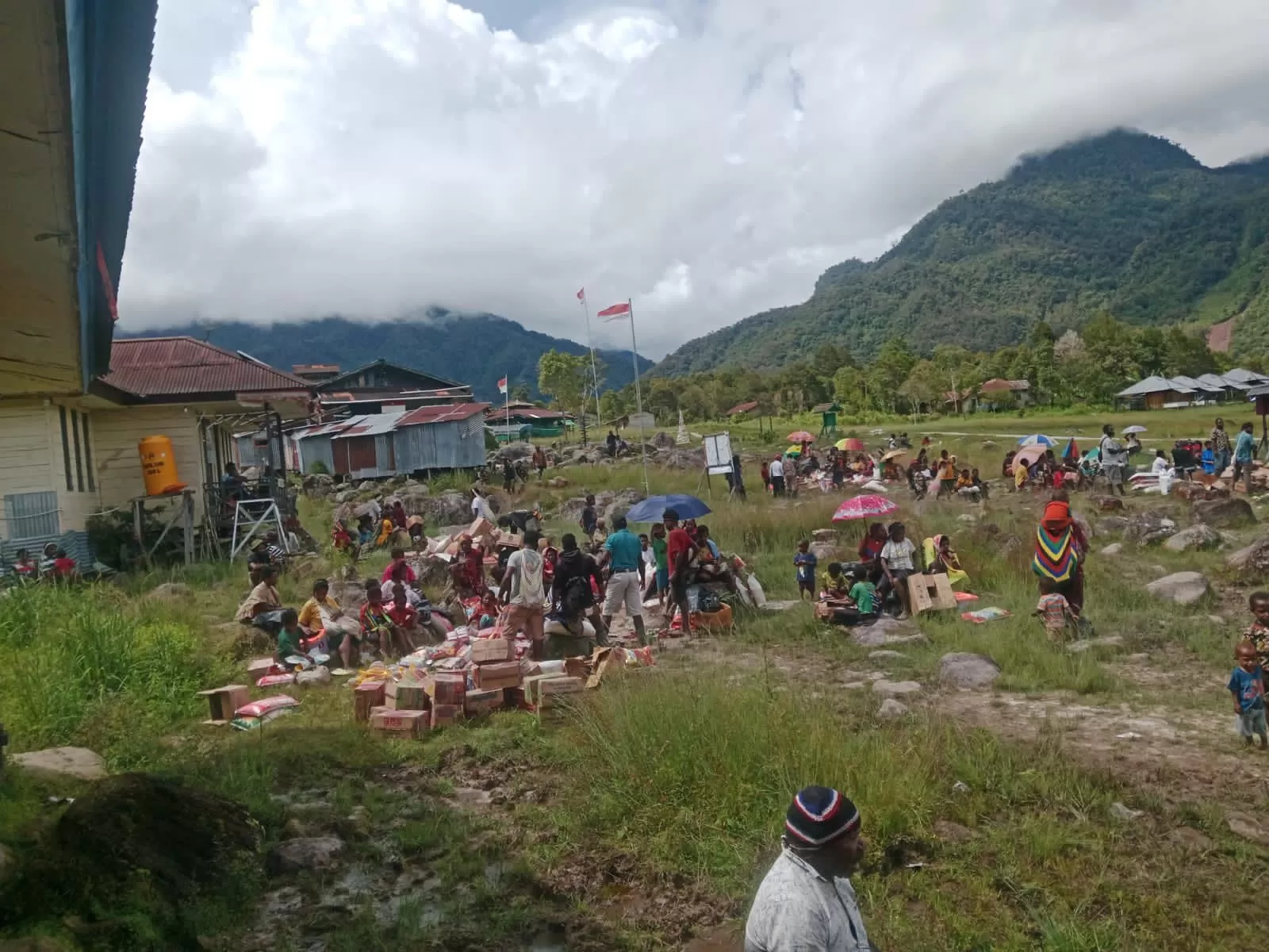 bantuan-bama-ke-jila-sangat-membantu-pengungsi-pasca-operasi-penyisiran-kkb