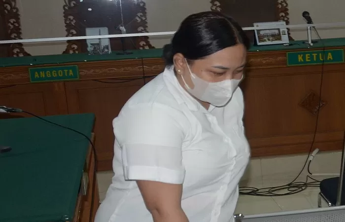 Terdakwa Korupsi Diganjar 18 Bulan Penjara, Tersenyum Gendong Bayi ke Mobil Tahanan