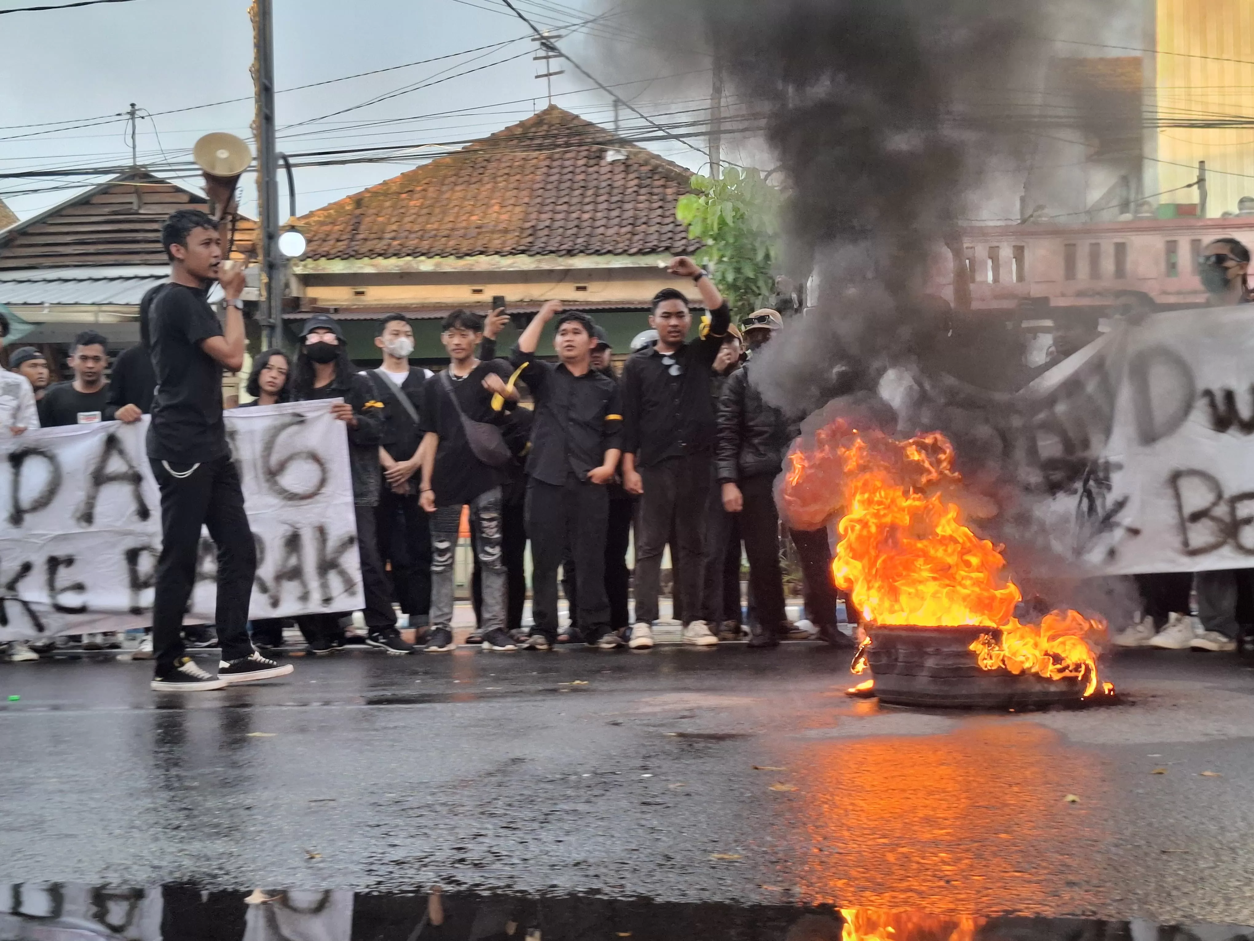 Aksi Demo Penolakan Revisi UU TNI di Jombang Diwarnai Aksi Bakar Ban