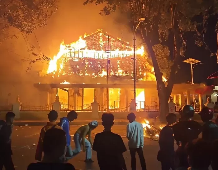 Surabaya Membara: Gedung Negara Grahadi Dibakar, Massa Juga Jarah Isi Bangunannya
