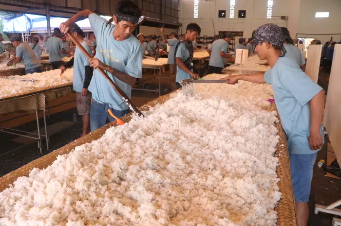 Tradisi Sunan Kudus: Puluhan Ribu Nasi Jangkrik Dibagikan kepada Warga