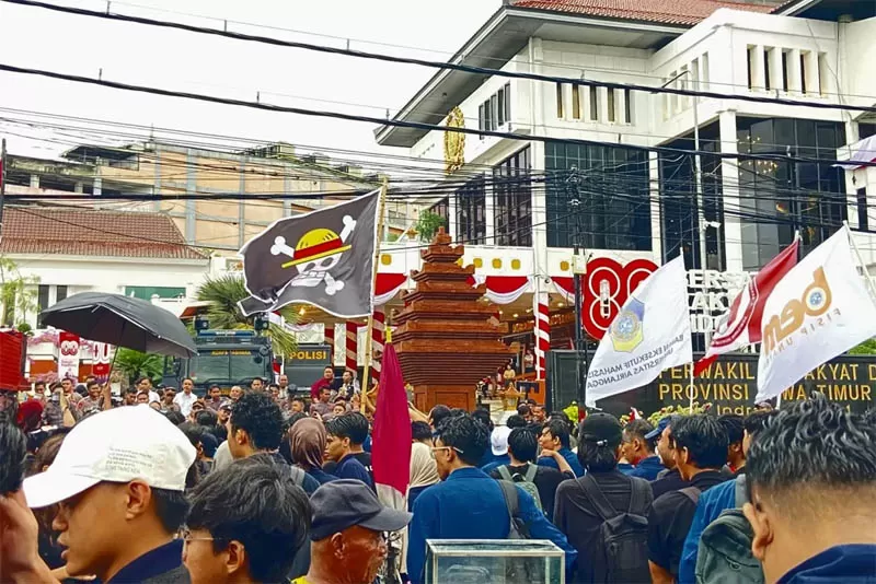 Nakama Bergerak, Mahasiswa Gelar Demonstrasi Bawa Bendera One Piece