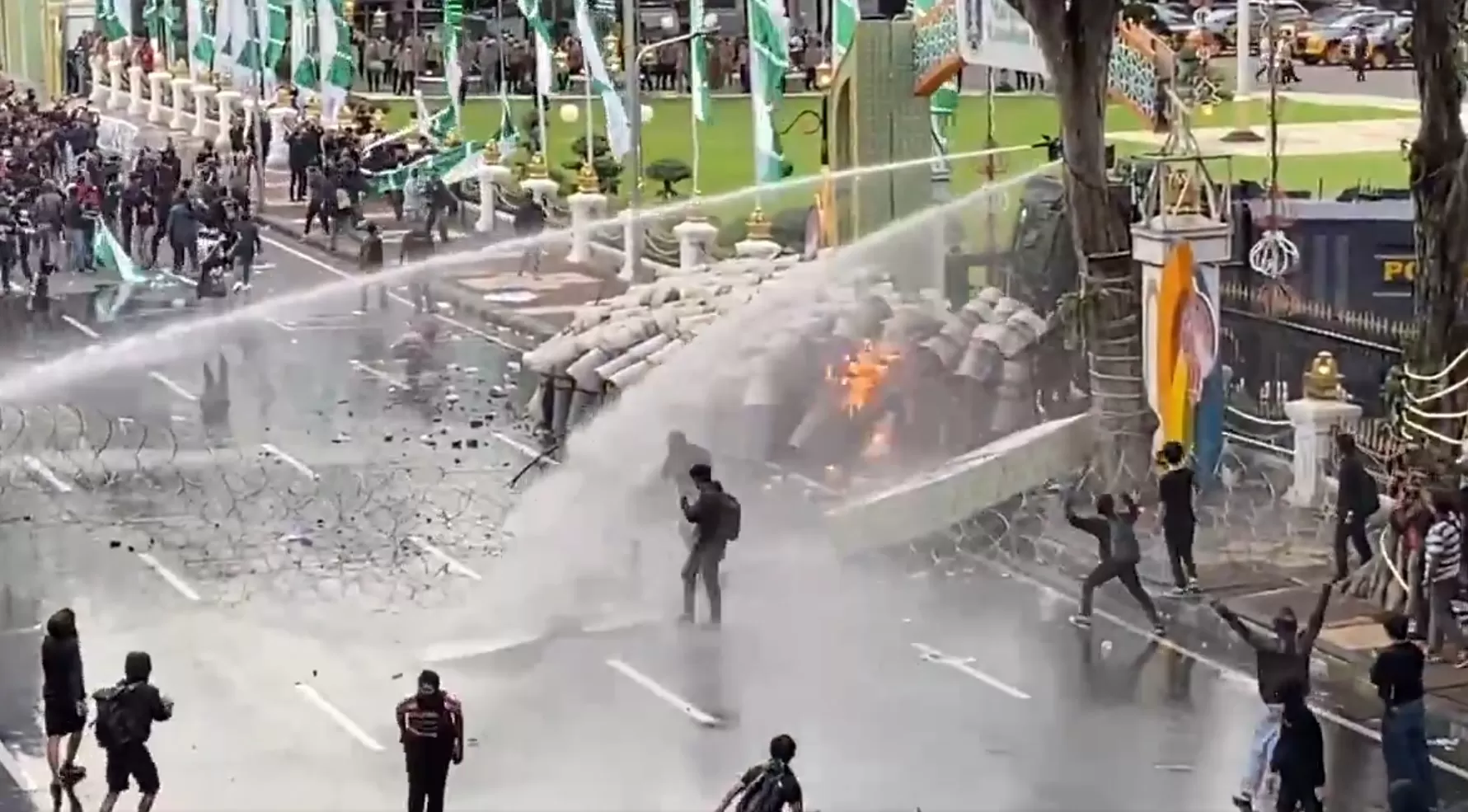 Demo Tolak UU TNI di Surabaya dan Cirebon Ricuh