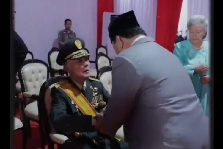 Beda dengan Jokowi, Prabowo Membungkuk & Bersalaman dengan Try Sutrisno