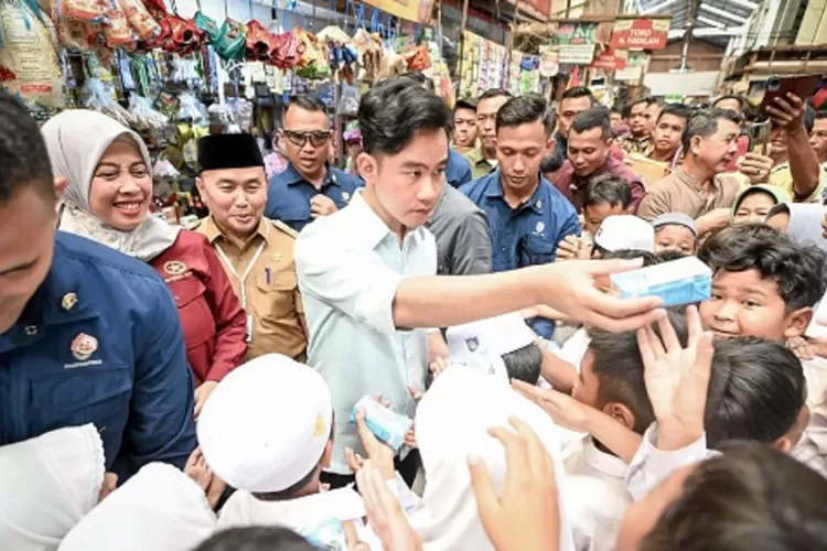 Wapres Gibran Rajin Bagi-Bagi Susu, Netizen: Ampuh Mendulang Popularitas Menuju 2029