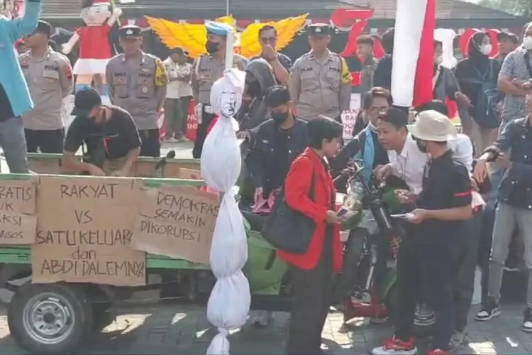 Jokowi Didemo di Kampung Sendiri, di Solo Buat Pocong Gambar Jokowi Lalu Dibakar