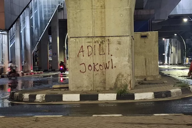 Coretan Dinding 'Adili Jokowi' Meramaikan Berakhirnya Kepemimpinan Jokowi
