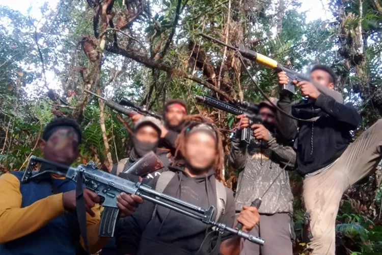 tpnpb-bintang-timur-klaim-menembak-mati-satu-orang-anggota-brimob-di-oksibil