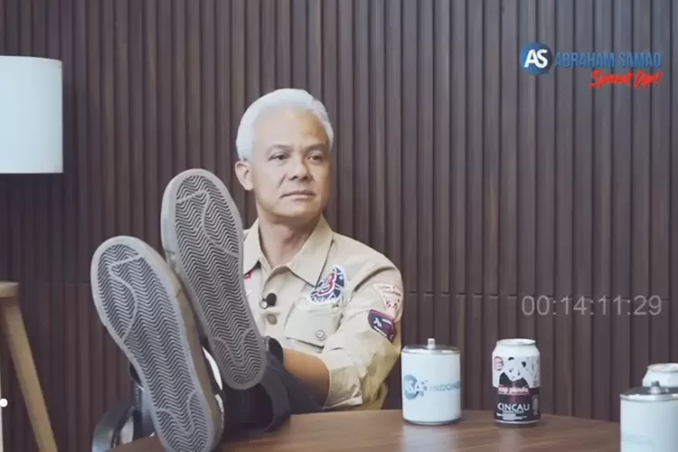 Ganjar Pranowo Tumpangkan Kaki ke Atas Meja saat Diwawancarai