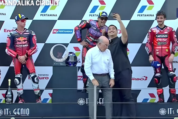 Dito Ariotedjo Naik Panggung Podium yang Disiarkan Live Demi Foto Bareng Juara MotoGP
