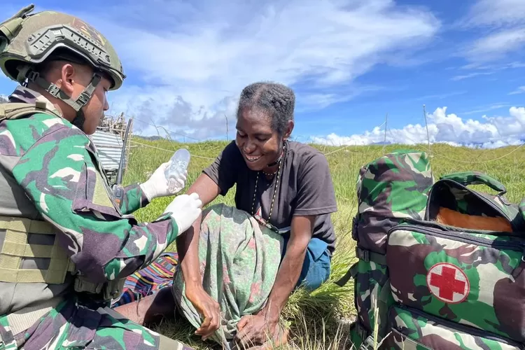 Warga Sinak Papua Pilih Berobat di Pos Satgas TNI Ketimbang di Puskesmas,