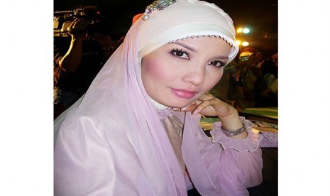 Model Cantik ini akan Saingi Risma di Pilkada Surabaya 2015