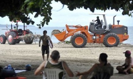 Turis Lokal dan Mancanegara Bersihkan Pantai Kuta
