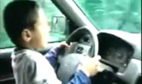 Bocah 7 Tahun Mengendarai Mobil Sejauh 1,5 Kilometer!