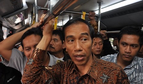 &#91;PIC&#93; Partai 'Wong Cilik' Sewa Jet buat Jokowi US$ 7.500/jam, tp JKW suka Bus &amp; Bajaj
