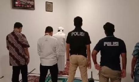 Bersama Polisi, Habib Rizieq Jadi Imam Shalat di Polda