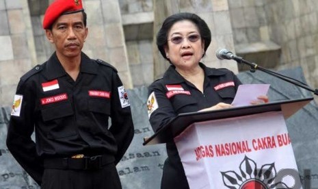 &#91;PENJELASAN&#93; ➡ Jokowi Pakai Baret dan Seragam, Ada Apa?