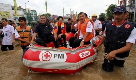 deddy-mizwar-sapa-korban-banjir-dari-perahu-karet