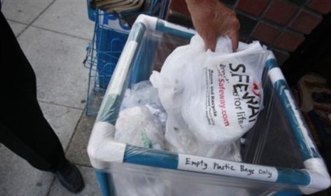 Wow, Mahasiswa RI Ubah Sampah Plastik Jadi Minyak Tanah