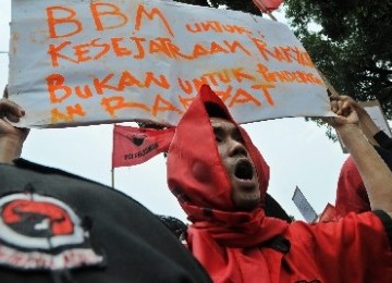 PDIP: yang menolak kenaikan BBM itu SETAAAAN....!!!