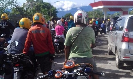 bbm-langka-terjadi-antrean-panjang-di-spbu-manokwari