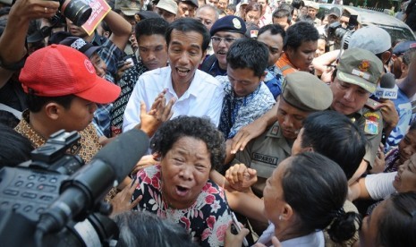 Tiba di Balai Kota, Jokowi Dihadang Seorang Ibu