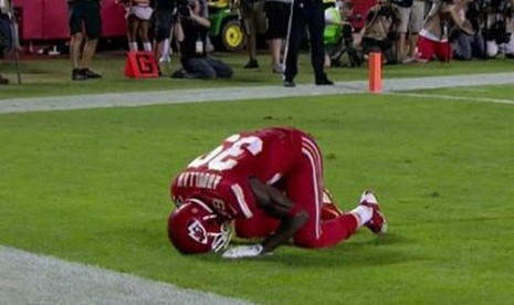Pemain Football Muslim ini Dihukum Karena Sujud Syukur