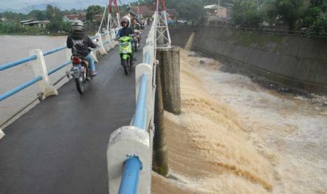 Bendung Katulampa, Beton Belanda yang Istimewa