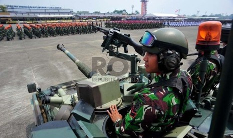 Peringati HUT TNI, Puluhan Tentara Menari Yospan