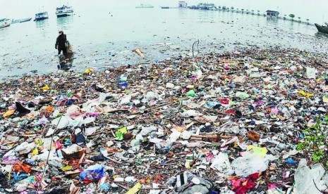 Tumpukan Sampah di Ancol Ganggu Pengunjung