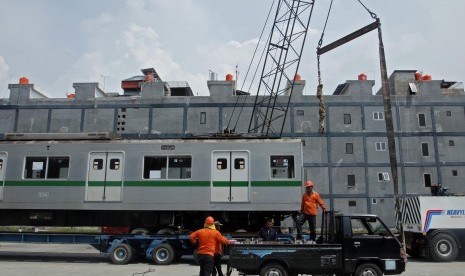 30 Unit KRL Bekas Tiba Lagi di Tanjung Priok