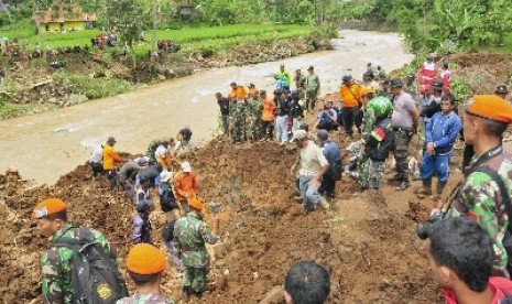 Seorang Nenek Tewas Akibat Tertimpa Longsor Di Puncak 