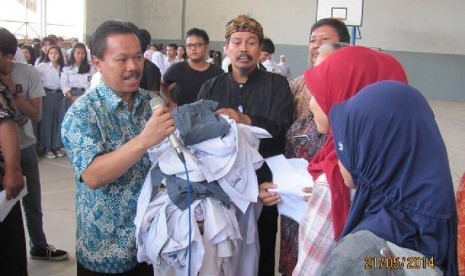 &#91;TANPA CORAT-CORET&#93; Rayakan Kelulusan, Ratusan Siswa Jalan Kaki ke Tugu Yogya 