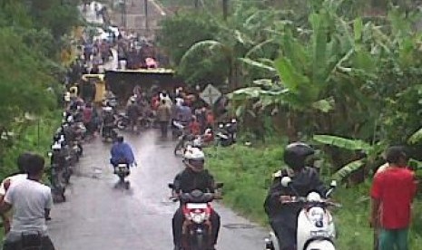 &#91;Hot&#93; Truk Terguling Di Tanjakan Bangangah Pandeglang 07-02-2014 17:00 WIB