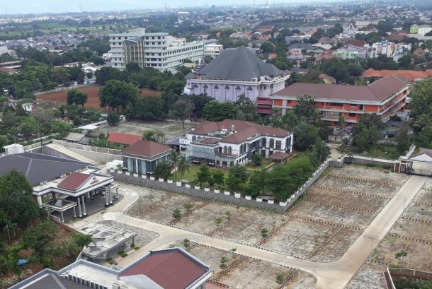 rumah-orang-tua-reynhard-sinaga-di-depok-seperti-istana