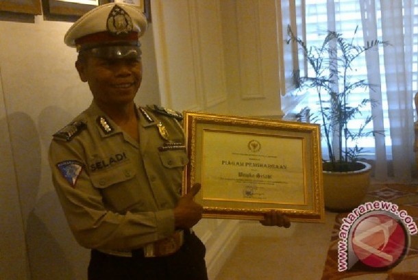 Polisi yang Jadi Pemulung Ini 'Ajari' DPR Arti Kejujuran
